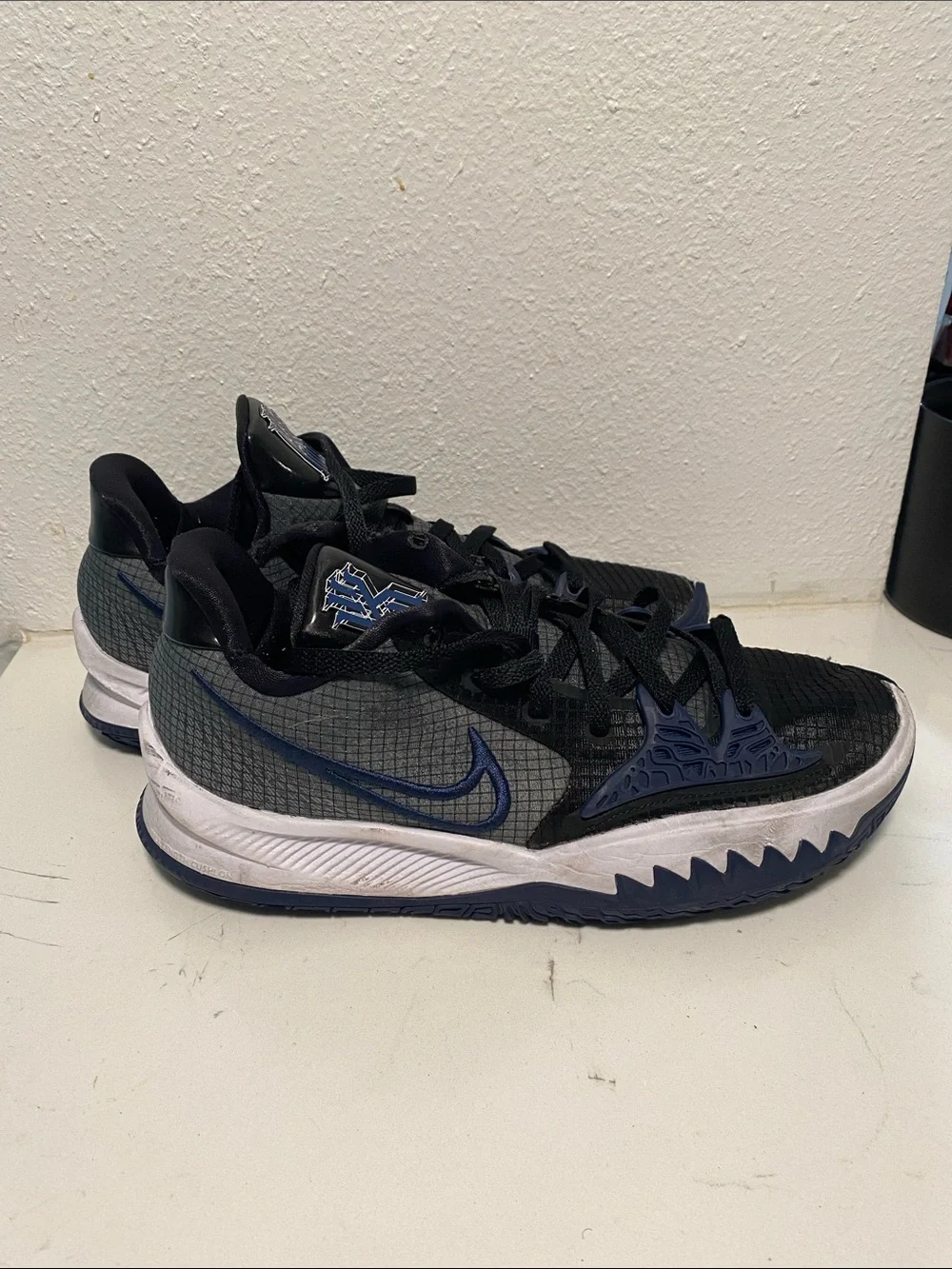 Nike Black & Navy Low-Top Athletic Sneakers